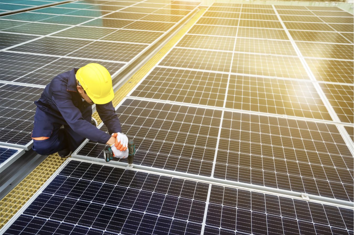 Echipă montând panouri fotovoltaice