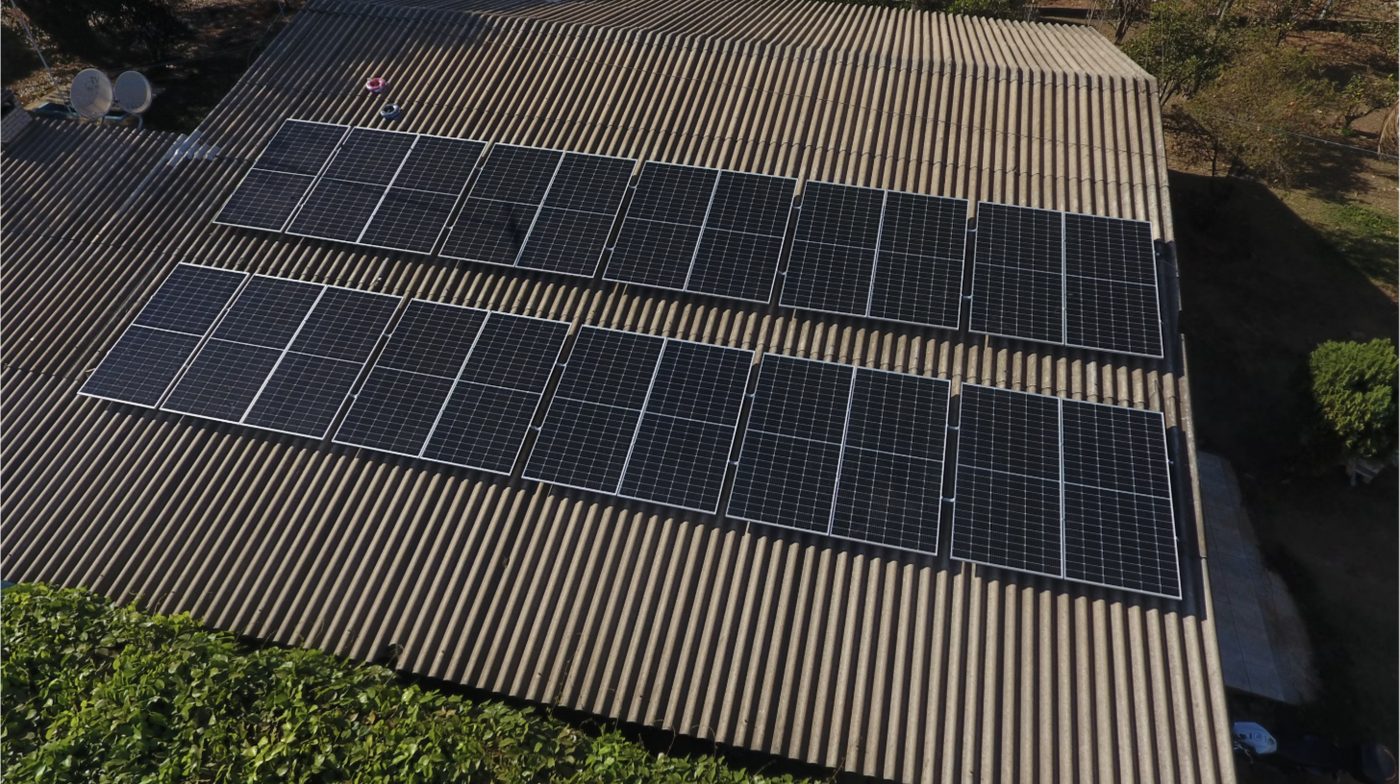 Panouri fotovoltaice instalate, cu baterie de stocare